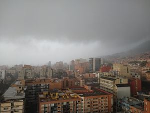 Se reportan fuertes lluvias en varios puntos de Bogotá en la tarde de este lunes