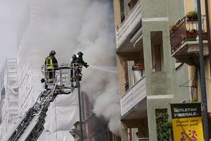 Los bomberos trabajan para extinguir un incendio en un edificio luego de que una camioneta explotara en el centro de Milán, norte de Italia, el jueves 11 de mayo de 2023.
