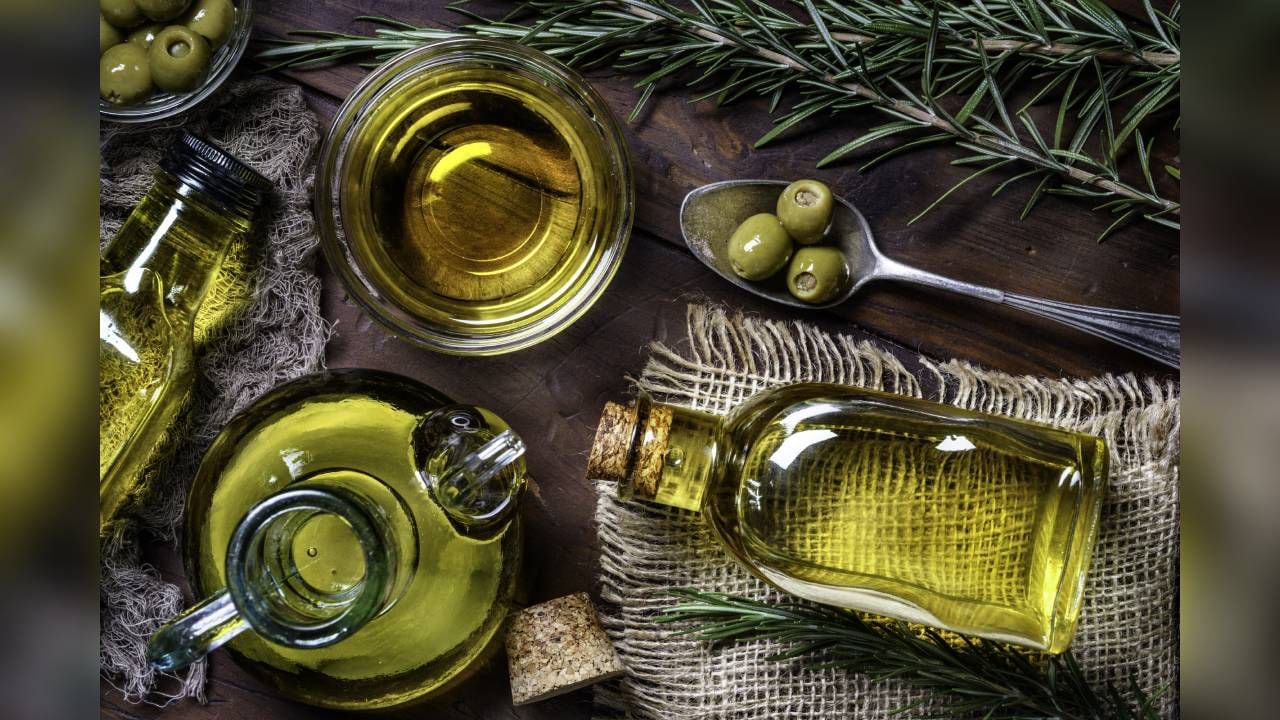 El aceite de oliva está en el listado de los alimentos que puede ayudar a reducir el colesterol. Foto: GettyImages.