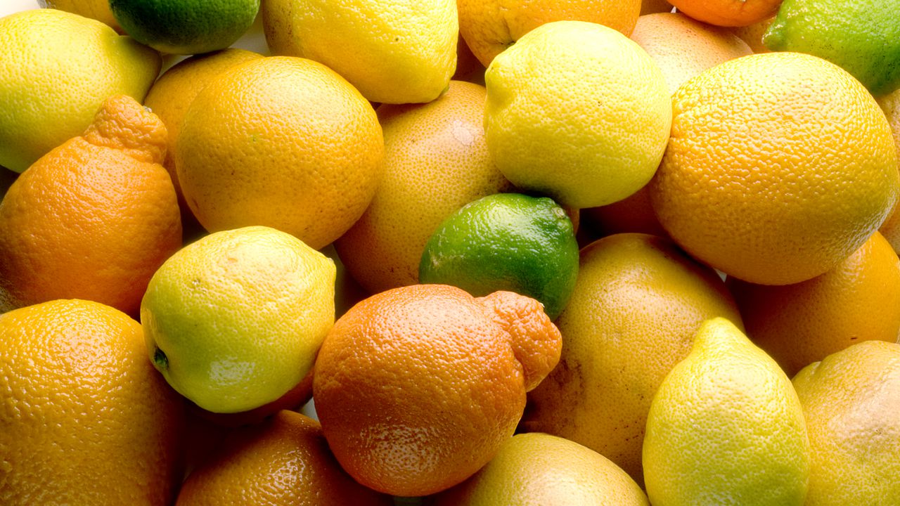 El limón al ser rico en vitamina C puede ayudar a calmar el dolor de garganta.