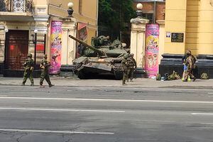 En esta imagen tomada de un video, un vehículo blindado ruso, en una calle en Rostov del Don, Rusia, el 24 de junio de 2023.