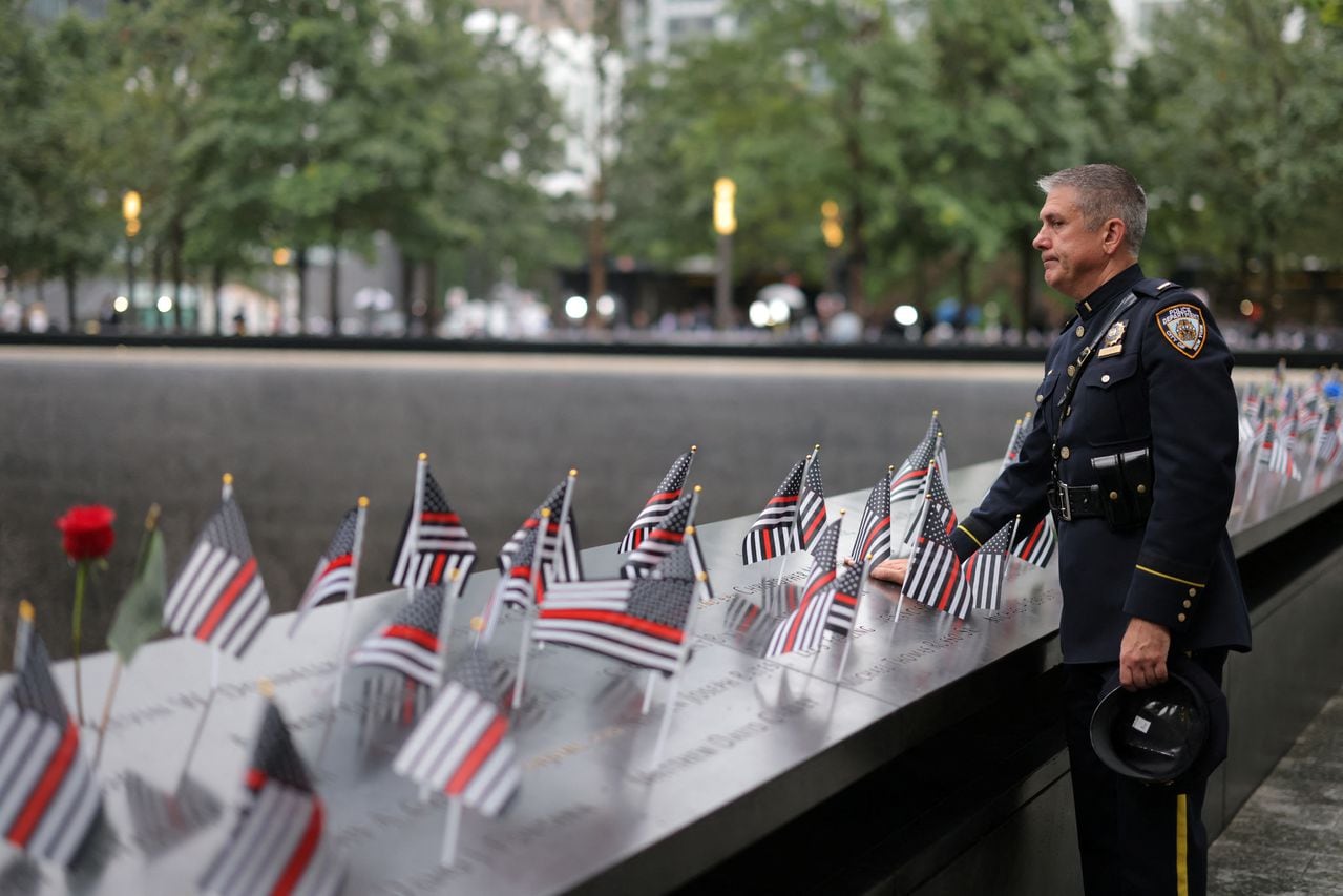 Un oficial de la policía de Nueva York hace una pausa en el Museo y Memorial Nacional del 11 de Septiembre, antes de la ceremonia que conmemora el 22º aniversario de los ataques del 11 de septiembre de 2001 contra el World Trade Center, en la ciudad de Nueva York