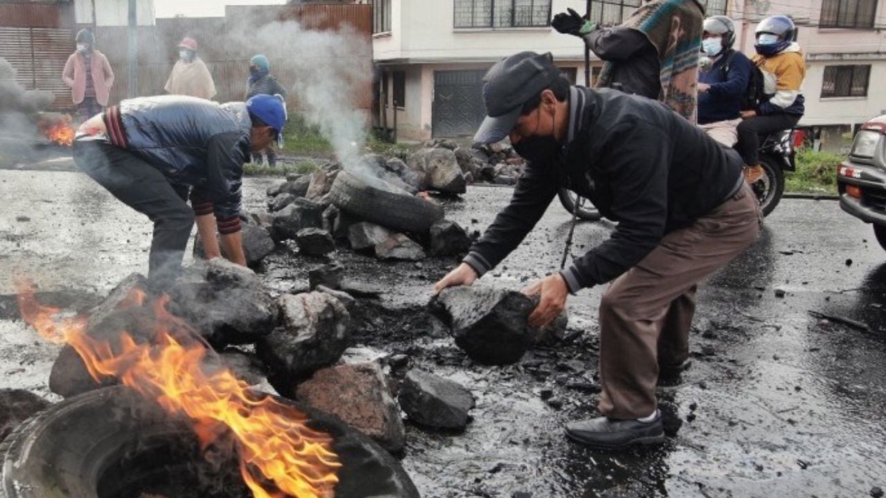 Con barricadas, los indígenas bloquean carreteras en Ecuador