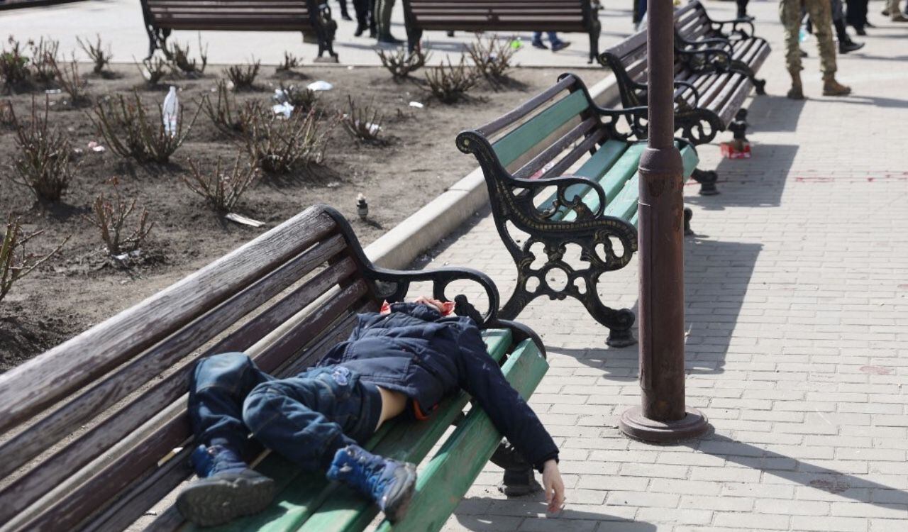 Un cuerpo de un civil muerto yace en una de las sillas a las afueras de la estación de trenes de Kramatorsk, Ucrania
