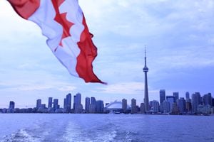 Skyline de Toronto con bandera canadiense en primer plano.