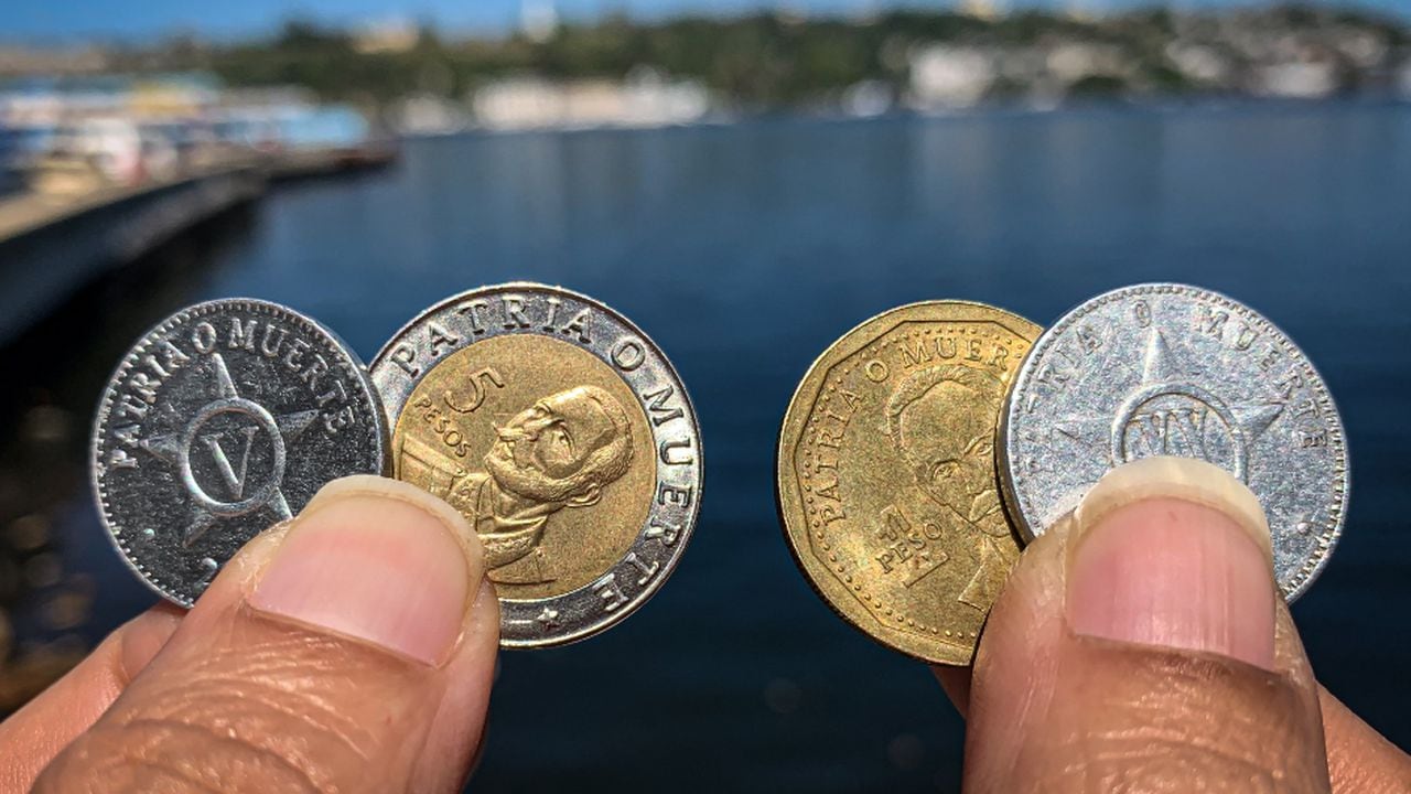 Monedas cubanas con el eslogan político “Patria o Muerte”.