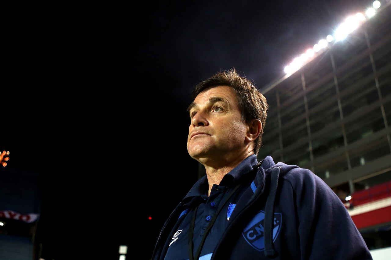 MONTEVIDEO, URUGUAY - DECEMBER 17: Jorge Giordano head coach of Nacional looks on during a quarter final second leg match between Nacional and River Plate as part of Copa CONMEBOL Libertadores 2020 at Gran Parque Central on December 17, 2020 in Montevideo, Uruguay. (Photo by Ernesto Ryan/Getty Images)