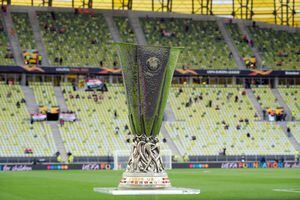 El trofeo de la Europa League en Gdansk, Polonia, antes de la final de la edición pasada