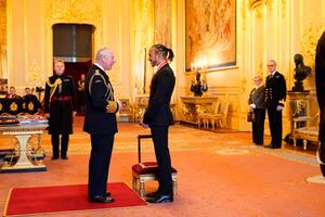Lewis Hamilton es nombrado Caballero por el Príncipe Carlos de Gran Bretaña en el Castillo de Windsor, en Windsor, Inglaterra.