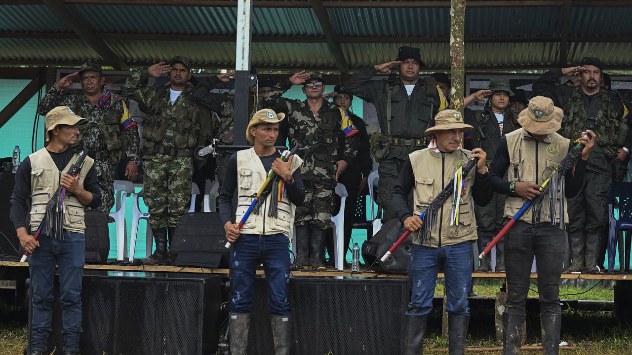 En la foto se observa a miembros de la Guardia Campesina Losada-Guayabero -con sus bastones, chalecos y sombreros característicos- en el evento de la disidencias en los llanos del Yarí, al cual asistió Iván Mordisco.