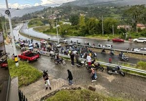 Entre la vida y la muerte se debate, en la Clínica las Vegas de Medellín, un joven de 20 años, que se accidentó en el municipio de Amagá, cuando al parecer, participaba en piques ilegales. Otros tres jóvenes también resultaron heridos, pero ya están fuera de peligro.