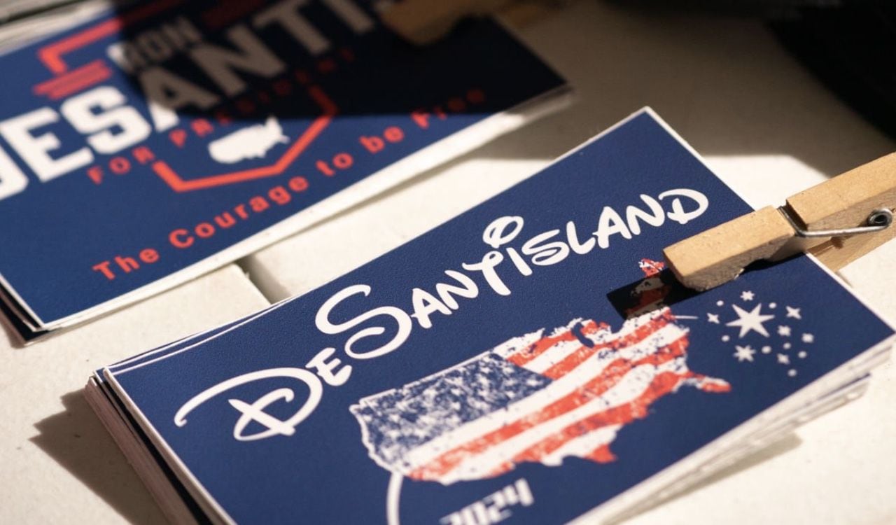 La batalla entre Ron DeSantis y Disney comenzó porque la compañía criticó unas políticas del republicano