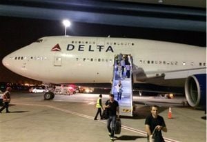 Delta tiene un vuelo diario a Israel. Un Boeing 747 de la aerolínea estadounidense proveniente de Nueva York iba volando sobre el Mediterráneo rumbo a Tel Aviv el martes, cuando cambió de ruta y en su lugar se dirigió a París.
