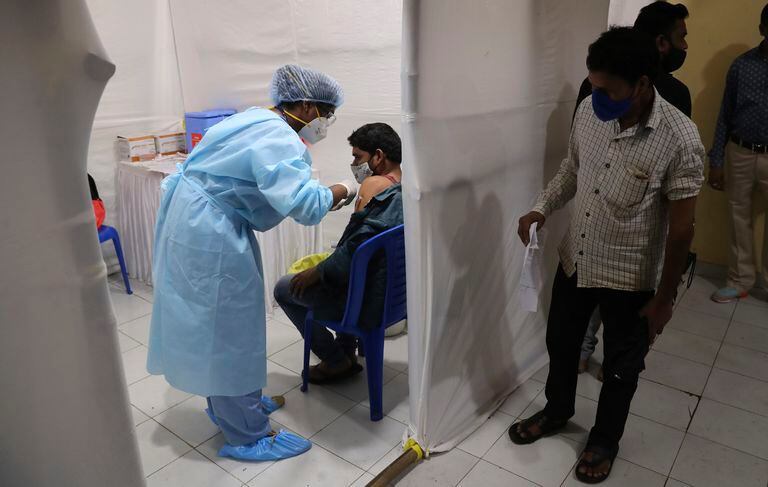 Un trabajador de la salud administra la vacuna para COVID-19 en Mumbai, India. (AP Photo / Rafiq Maqbool)