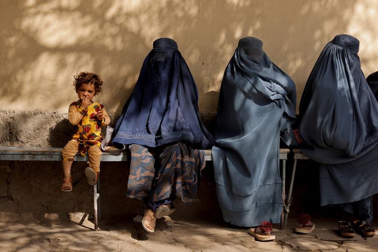 Las mujeres de Afganistán bajo el régimen de los talibanes