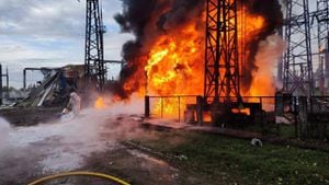 Los bomberos trabajan para apagar un incendio en las instalaciones de infraestructura energética, dañadas por un ataque con misiles (imagen de referencia).