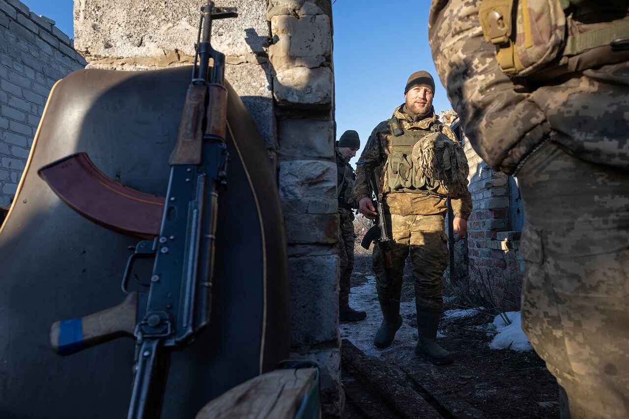 las trincheras a lo largo de la línea de control de Ucrania
