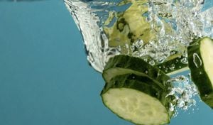 El agua de pepino ayuda a hidratar el cuerpo y además a eliminar los líquidos del organismo por medio de la orina