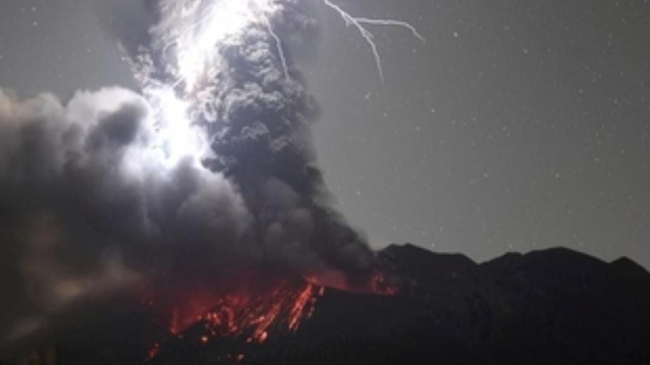 El volcán Sakurajima en erupción