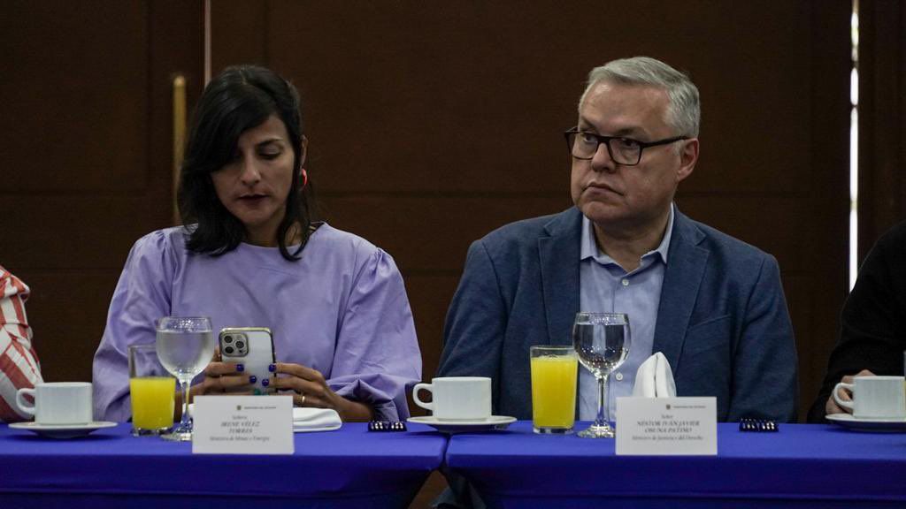 El ministro Néstor Osuna y la ministra Iréne Vélez en medio de un evento en Cali.