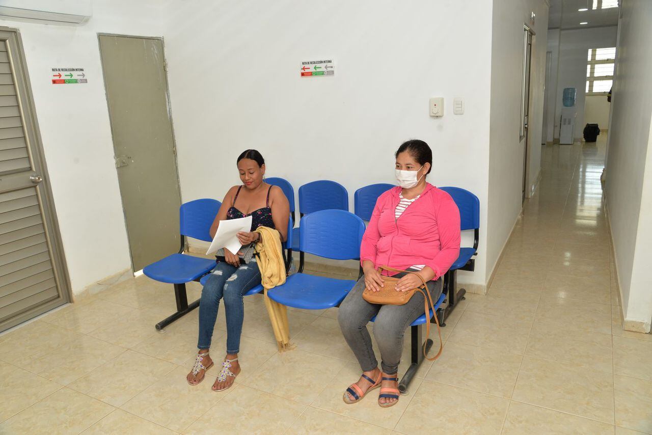 Pacientes en sala de espera.
