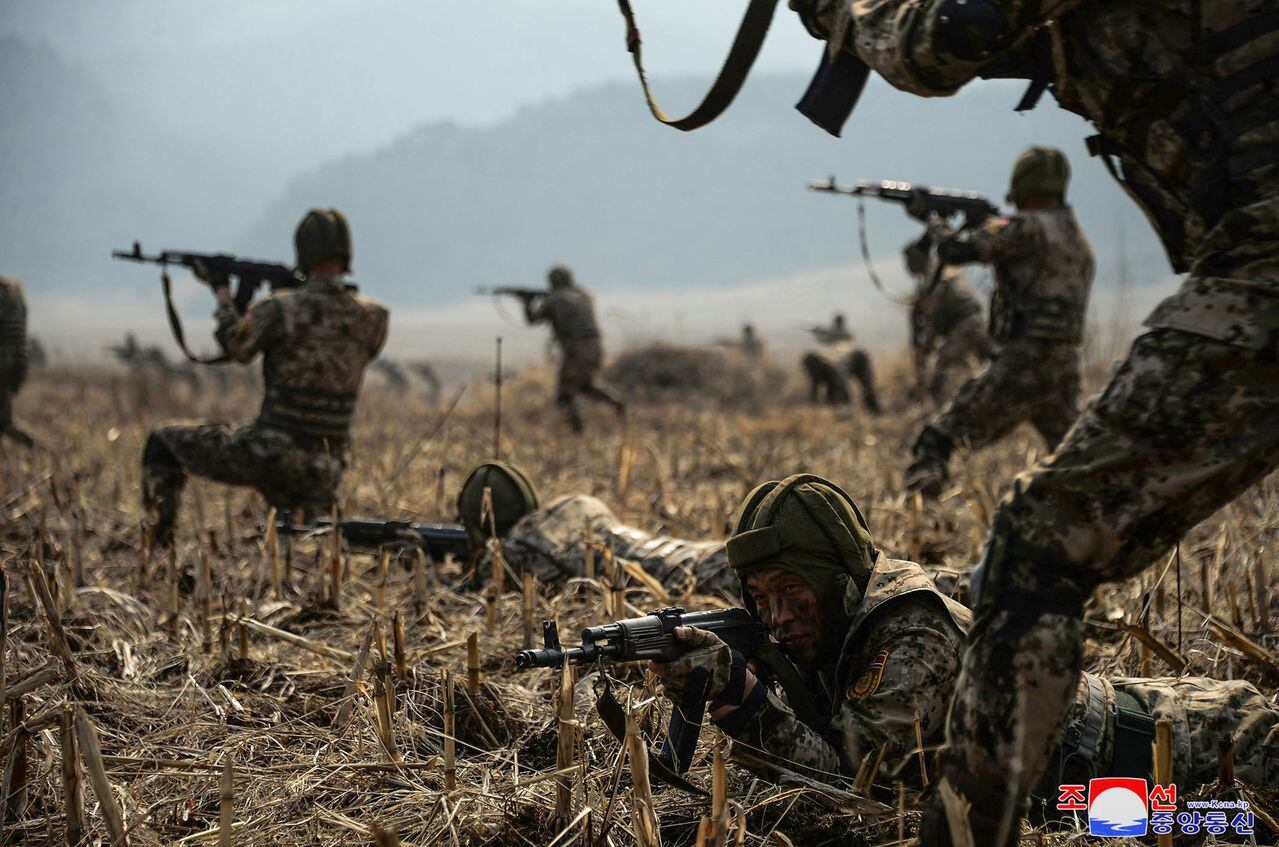 Esta fotografía tomada el 15 de marzo de 2024 y publicada por la Agencia Central de Noticias Coreana (KCNA) oficial de Corea del Norte el 16 de marzo muestra un ejercicio de entrenamiento del Ejército Popular de Corea en un lugar no revelado en Corea del Norte.