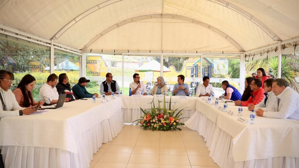 ministra de vivienda en reunión con alcaldes de Boyacá