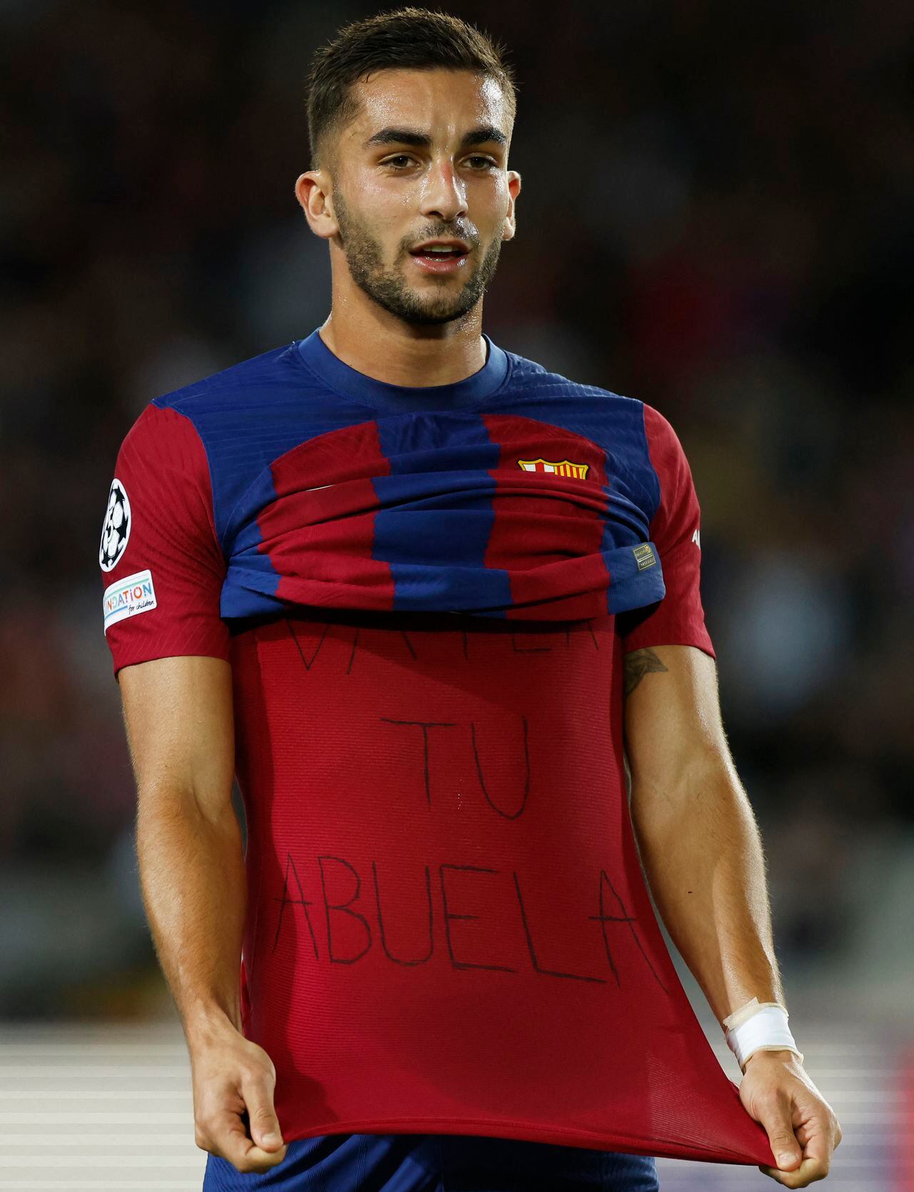 Soccer Football - Champions League - Group H - FC Barcelona v Shakhtar Donetsk - Estadi Olimpic Lluis Companys, Barcelona, Spain - October 25, 2023  FC Barcelona's Ferran Torres displays a message on his shirt after scoring their first goal REUTERS/Albert Gea
