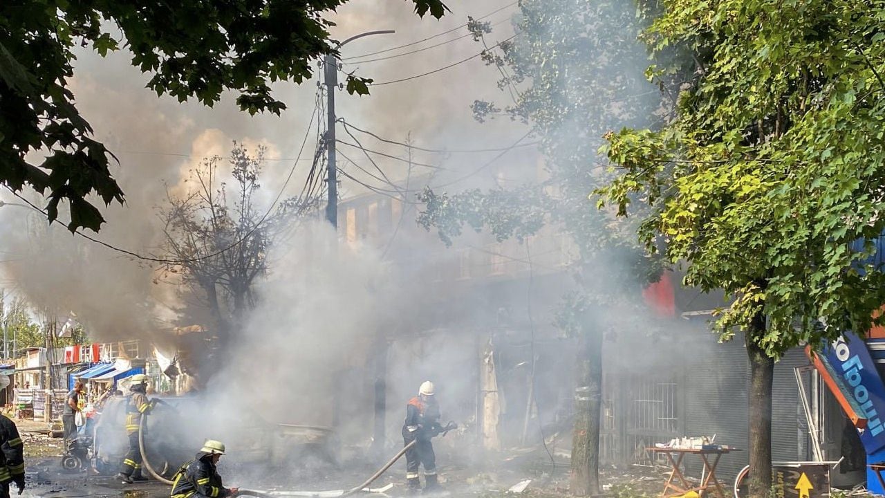 Los bomberos en Ucrania tratan de frenar el incendio ocasionado por el bombardeo ruso