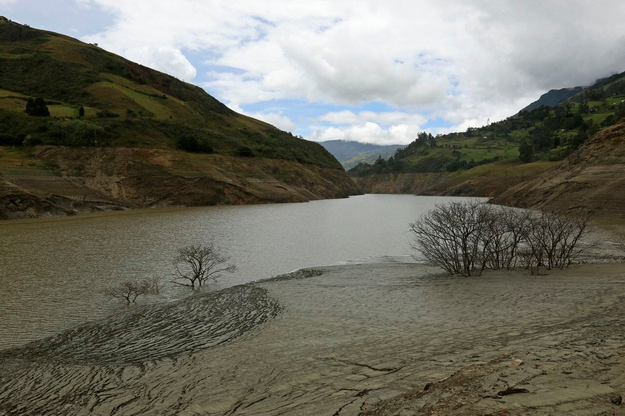 Colombia y Ecuador son dos potencias hídricas con dependencia energética mutua, pero una sequía prolongada ha agotado sus reservas de agua y los ha dejado expuestos a condiciones sin precedentes.
