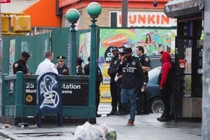 Oficiales de policía trabajan en la escena de un tiroteo en una estación de metro en el distrito de Brooklyn de la ciudad de Nueva York, Nueva York, EE. UU., 12 de abril de 2022. Foto REUTERS/Brendan McDermid