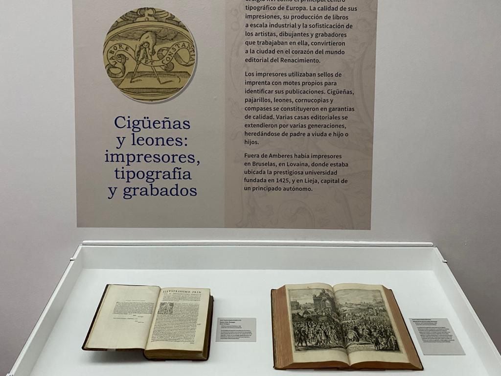 Libros de la exposición "El sello de Amberes" en la Biblioteca Nacional y la Luis Ángel Arango. Cortesía del Banco de la República