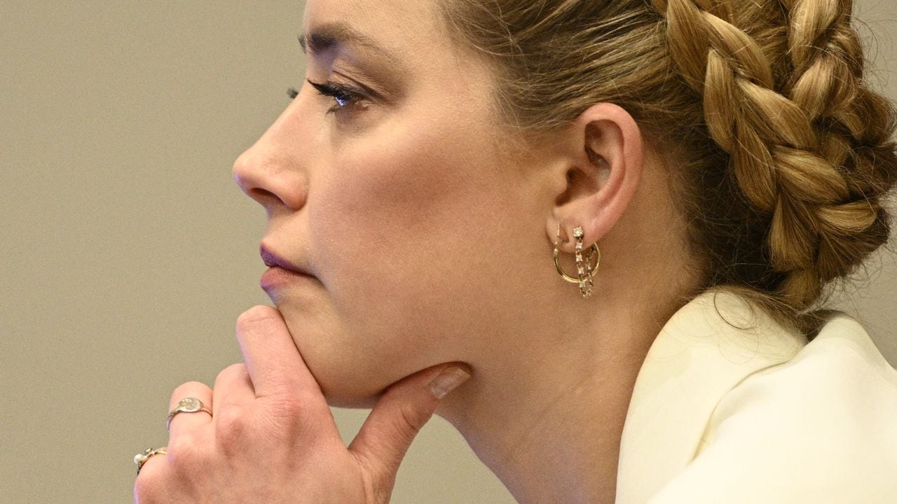 La actriz Amber Heard escucha en la sala del tribunal de circuito del condado de Fairfax, Virginia, 26 de abril de 2022. (Foto de BRENDAN SMIALOWSKI / PISCINA / AFP)