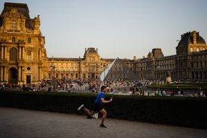 Museo de Louvre en París, Francia (Photo by Dimitar DILKOFF / AFP)