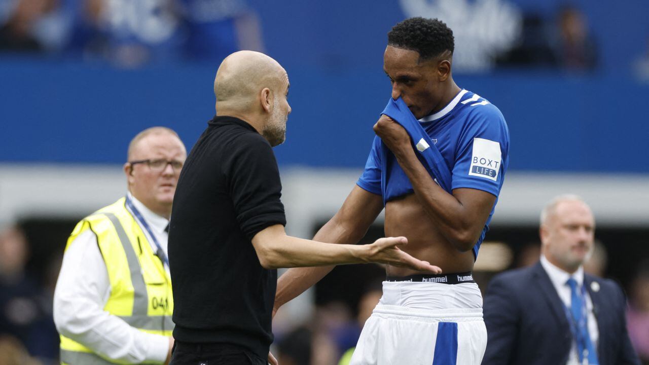 Soccer Football - Premier League - Everton v Manchester City - Goodison Park, Liverpool, Britain - May 14, 2023 Manchester City manager Pep Guardiola and Everton's Yerry Mina after the match Action Images via Reuters/Jason Cairnduff EDITORIAL USE ONLY. No use with unauthorized audio, video, data, fixture lists, club/league logos or 'live' services. Online in-match use limited to 75 images, no video emulation. No use in betting, games or single club /league/player publications. Please contact your account representative for further details.