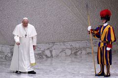 El Papa Francisco camina mientras celebra una audiencia general semanal, en la sala Pablo VI del Vaticano, el 31 de enero de 2024.