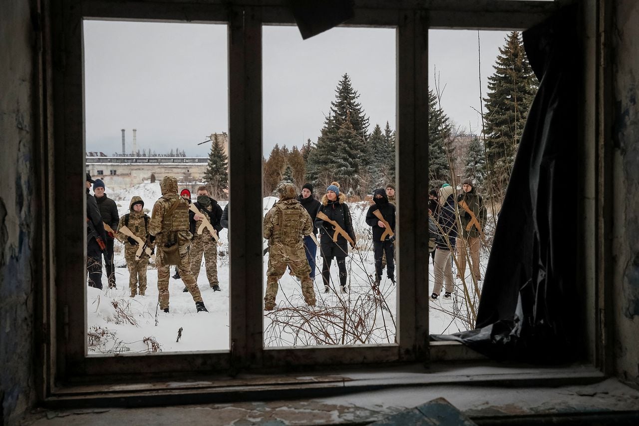 civiles ucranianos entrenan en caso de combate con Rusia