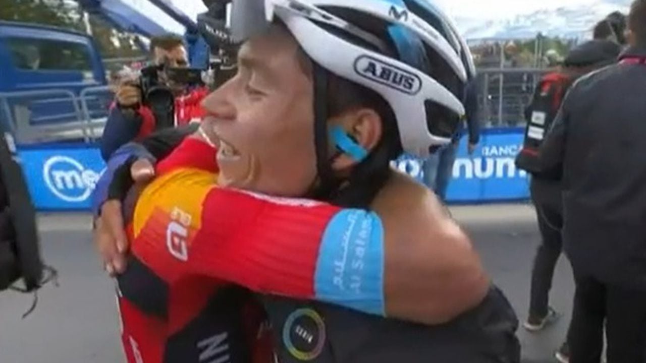 Santiago Buitrago celebra con Einer Rubio en la etapa 13 del Giro de Italia