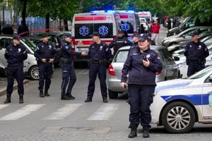 La policía bloquea las calles alrededor de la escuela Vladislav Ribnikar en Belgrado, Serbia, el miércoles 3 de mayo de 2023. Un adolescente abrió fuego la madrugada del miércoles en una escuela en el centro de Belgrado, causando muertos y heridos. (AP Photo/Darko Vojinovic)