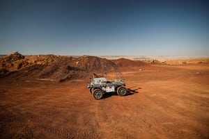Se ve un vehículo autónomo durante una demostración de un experimento dirigido por agencias austríacas e israelíes que simulan una misión a Marte cerca de Mitzpe Ramon. Foto REUTERS / Amir Cohen