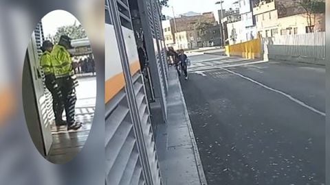 Un video publicado en redes sociales se ve el momento en el que dos policías observan su celular mientras colados ingresan a TransMilenio