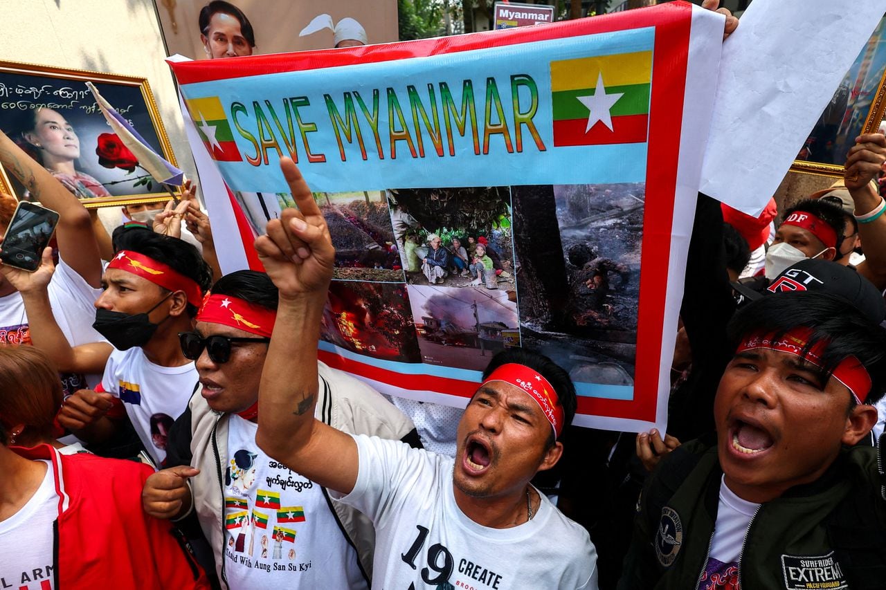 Los manifestantes gritan consignas durante una manifestación para conmemorar el segundo aniversario del golpe militar de Myanmar de 2021, frente a la Embajada de Myanmar en Bangkok, Tailandia, el 1 de febrero de 2023.