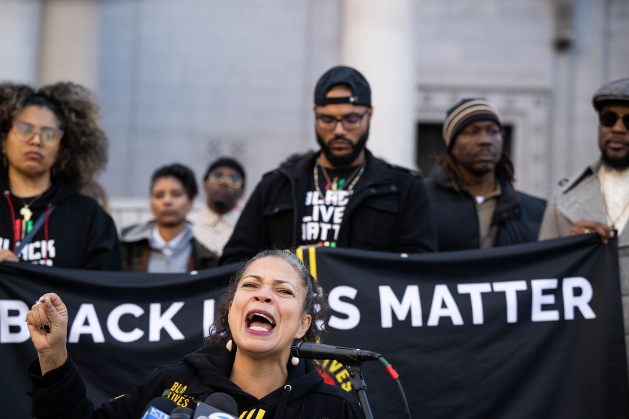 La cofundadora de Black Lives Matter Los Ángeles, Melina Abdullah, se une a la familia de Keenan Anderson, quien murió después de que LAPD lo sometió a una descarga eléctrica y lo restringió