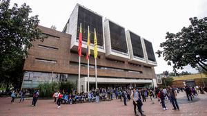 Estudiantes salen de clases de la Universidad de los Andes, el martes 15 de marzo de 2016. Foto: Carlos Julio Martínez / SEMANA
