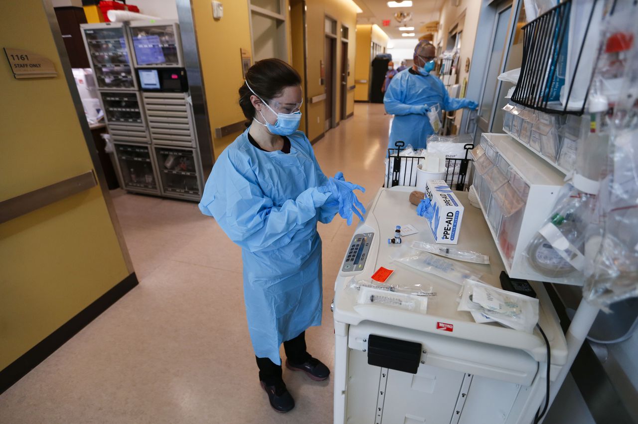 Enfermeras y médicos se ponen equipo de protección personal para tratar a los pacientes con COVID-19. (Nathan Papes / The Springfield News-Leader vía AP)