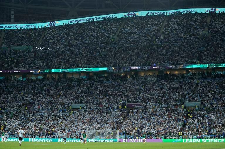 Los espectadores ven el partido de fútbol del grupo C de la Copa Mundial entre Argentina y México, en el Estadio Lusail en Lusail, Qatar, el sábado 26 de noviembre de 2022.