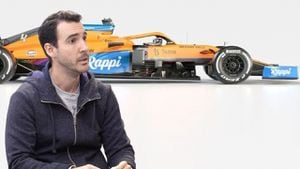 Simón Borrero, CEO de Rappi. Al fondo, la pauta de su compañía, que salió en un McLaren de Fórmula Uno en noviembre de 2021