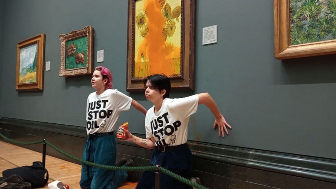 Manifestantes ecologistas del grupo Just Stop Oil, arrojaron sopa de tomate sobre el famoso cuadro "Los girasoles" de Vincent van Gogh
