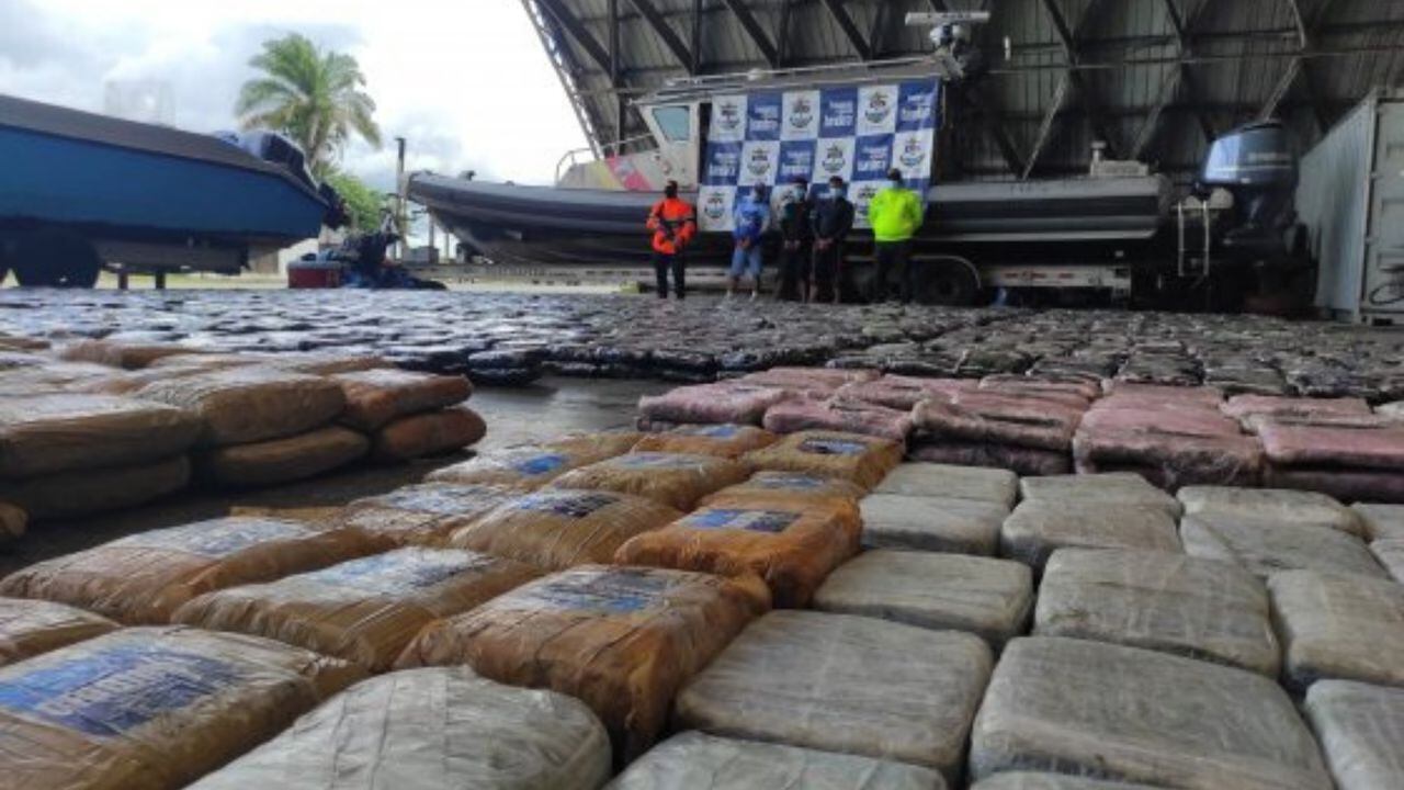 Armada Nacional incauta 2.6 toneladas de marihuana y más de 300 kilos de cocaína en aguas del Pacífico