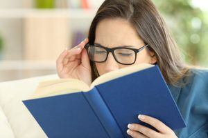 Los pacientes con presbicia alejan el material de lectura para poder ver con claridad, ya que tienen visión borrosa a una distancia normal y sufren fatiga visual.
